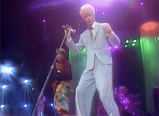 David Bowie usando seu pedestal como par.