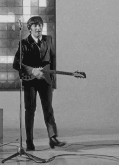 John Lennon nos anos 60, expressando o ritmo dos beatles com os pés! 